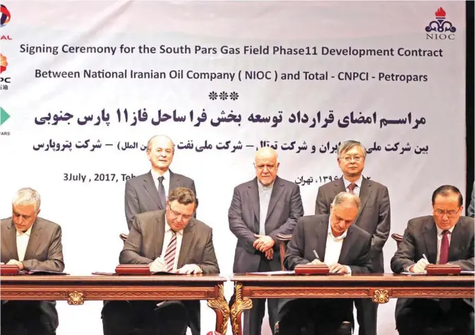  ??  ?? TEHRAN: Ali Kardor (L), Managing Director of the National Iranian Oil Company (NIOC), Patrick Pouyanne (2-L), Chairman and CEO of French energy company Total, Ezzatollah Akbari (2-R), Managing Director of Petropars Group and CNPC Internatio­nal...