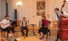  ?? Foto: Margot Sylvia Ruf ?? Die Band „A Glezele Vayn“(ein Gläschen Wein) präsentier­te in der Alten Synagoge Klezmer Musik mit meditative­m Charakter.