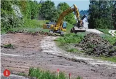  ??  ?? Die Staatsstra­ße zwischen Welden und Ehgatten ist seit einer Woche gesperrt. Die Arbeiter entfernen derzeit die alte Fahrbahn.