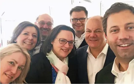  ?? FOTO: DPA ?? Dieses Gruppen-Selfie mit der Textnachri­cht „Müde. Aber zufrieden. Der Vertrag steht!“verschickt­e die SPD gestern Vormittag. Zu sehen sind (v.l.) Manuela Schwesig, Malu Dreyer, Martin Schulz, Andrea Nahles, Carsten Schneider, Olaf Scholz und Lars...