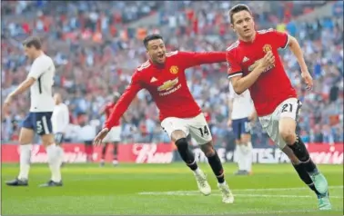  ??  ?? REMONTADA. Ander Herrera anotó el 2-1 y clasificó al Manchester United para la final..