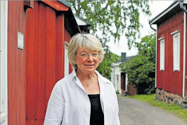  ?? FOTO: ELSA KEMPPAINEN ?? BILLIGARE. Ofta kan det bli billigare att renovera i gammal stil, och då håller man kvar den ursprungli­ga stämningen, säger Maryelle Lindholm.