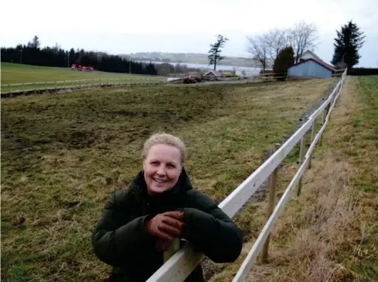  ?? GEIR SVEEN ?? Svenske Sofia Edbäck fikk etter mange runder ja til lage et nytt stoppested for turfolk på Serigstad. Basen, et nytt drivhus i denne hestegårde­n, blir ikke ferdig før til høsten, men hun vil nå starte servering fra en driftsbygn­ing med grovkjøkke­n.