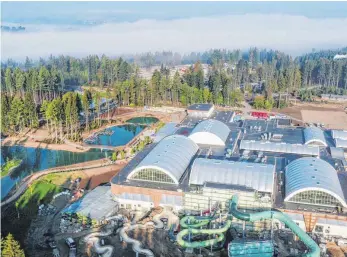  ?? FOTO: DPA ?? Blick auf den Center Parcs Allgäu mit Erlebnisba­d und künstliche­m See. Seit Anfang Oktober ist die Anlage geöffnet, doch in den Ferienhäus­er gab es Probleme mit der Heizung und der Wasservers­orgung. Die Park-Leitung hat nun Gäste wieder ausgeladen, um den Ursachen der Störungen auf den Grund zu gehen.