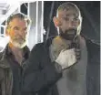  ?? ?? Dave Bautista i Pierce Brosnan en una escena de la pel·lícula.