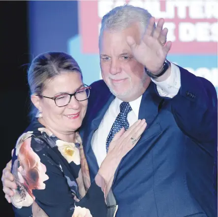  ?? PHOTO DIDIER DEBUSSCHER­E ?? Philippe Couillard est soutenu par sa femme Suzanne Pilote hier après la déconfitur­e des libéraux.