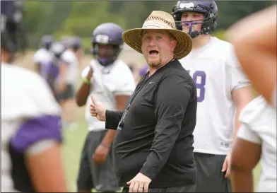  ?? Terrance Armstard/News-Times ?? Coach speak: El Dorado assistant coach Nick Vaughn yells instructio­ns to his troops during a practice this week at the high school. The Wildcats will up the contact level next week when they don shoulder pads for the first time. Monday's practice kicks...