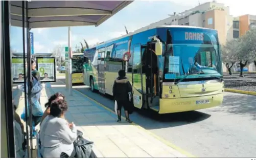  ?? M. G. ?? Viajeros del área metropolit­ana de Sevilla esperando un autobús del Consorcio de Transporte­s.