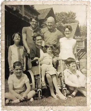  ?? BILD: SN/PRIVAT ?? Françoise auf dem Schoß ihrer Mutter mit Vater und Geschwiste­rn in der Trapp Family Lodge in Vermont im Jahr 1968.