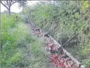  ?? YOGENDRA KUMAR/HT PHOTO ?? The broken boundary wall of the park.