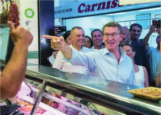  ?? EFE ?? El líder del PP, Alberto Núñez Feijóo, ayer, en un mercado de Palma de Mallorca