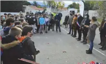  ?? ?? Avec leur professeur en chef de chorale les enfants ont chanté la Marseillai­se à capela.