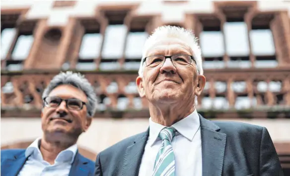  ?? FOTO: DPA ?? Auch die Wahlhilfe von Ministerpr­äsident und Parteifreu­nd Winfried Kretschman­n (Bündnis 90/Die Grünen, rechts) nützte nichts mehr: Freiburgs Oberbürger­meister Dieter Salomon (links) muss seinen Posten nach 16 Jahren abgeben.