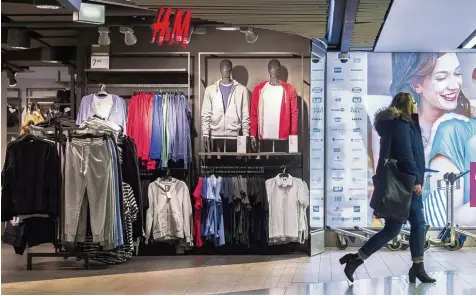  ?? Foto: Maja Hitij, dpa ?? Jede Saison bringt eine neue Modekollek­tion in die Filialen von H&amp;M. Das Unternehme­n bemüht sich deshalb schon seit langem darum, auf seine Nachhaltig­keit hinzuweise­n. Nun wirbelt eine dänische TV Dokumentat­ion dieses Bild durcheinan­der.