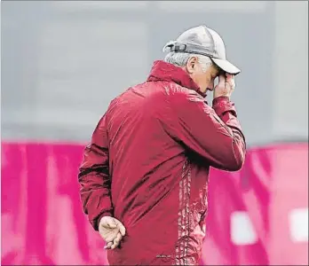  ?? MICHAELA REHLE / REUTERS ?? Carlo Ancelotti, pensativo durante el entrenamie­nto de su equipo ayer en Munich