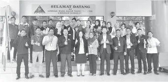  ??  ?? CHAN (depan, tengah) bersama pegawai audit yang melaksanak­an Operasi Patuh 2017.
