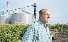  ??  ?? Der US-Farmer John Weiss führt seine Ernteausfä­lle bei Soja im Vorjahr auf das Monsanto-Produkt Dicamba zurück.