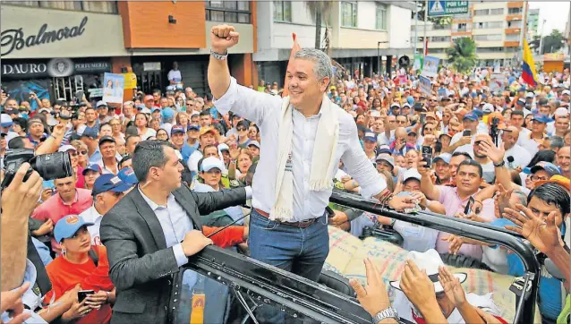  ?? FOTOS: AFP / AP ?? FAVORITO. Iván Duque, ex senador y abogado, es el candidato de Alvaro Uribe. Ganó la primera vuelta y ahora ostenta un 51% de intención de voto en las encuestas.