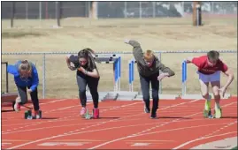  ?? ?? Berthoud boys and girls runners work on their start during practice last week at BHS.