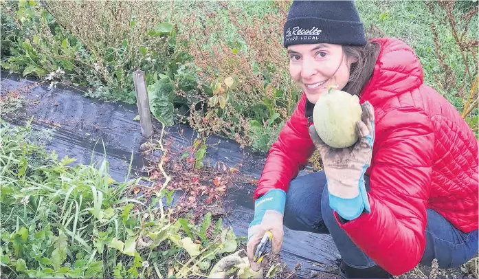  ??  ?? La nutritionn­iste Julie Aubé aime tellement mettre la main à la terre qu’elle a fait l’acquisitio­n d’une maison de campagne à Saint-Roch-des-Aulnaies, près du Bas-Saint-Laurent.