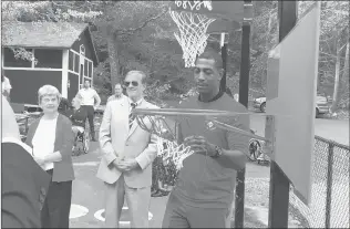  ?? DOM AMORE | DAMORE@COURANT.COM ?? KEVIN OLLIE participat­es in the dedication of another of his fully accessible basketball courts for players with disabiliti­es on Thursday at the Channel 3 Kids Camp in Coventry. It is the fifth such facility he has opened.