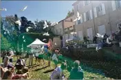  ?? (Photos L. C.) ?? Le traditionn­el lâcher de colombes pour fêter la rentrée au forum des associatio­ns.