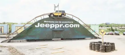  ??  ?? Los visitantes que realicen la prueba de manejo con un vehículo Jeep, podrán subir por una rampa de 24’ pies de altura, con la que pueden experiment­ar cómo el Jeep mantiene la estabilida­d, la tracción y el control.