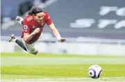  ?? REUTERS ?? Manchester United’s Edinson Cavani heads the ball to score against Spurs.