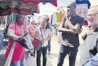  ?? EL PERIÓDICO ?? Irene de Miguel y Serigne Mbayé ayer en el mercadillo de Talayuela.