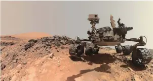  ??  ?? Arriba: el vehículo explorador de la ExoMars en acción. Abajo: el robot Curiosity envió imágenes de la corteza de Marte.