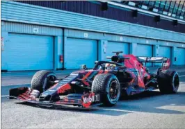  ??  ?? DE ESTRENO. Verstappen con el Red Bull RB15 en Silverston­e.