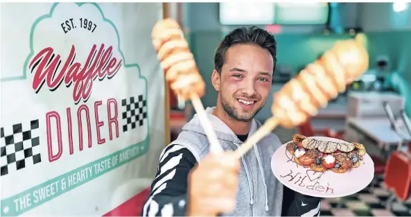  ?? FOTO: KÖHLEN ?? Rick Johan eröffnet heute den Waffle Diner am Axlerhof. Seine Hotdog-Waffeln serviert er am Stiel, die süßen Variatione­n werden mit Toppings wie Eis, Schokolade und Sahne veredelt.