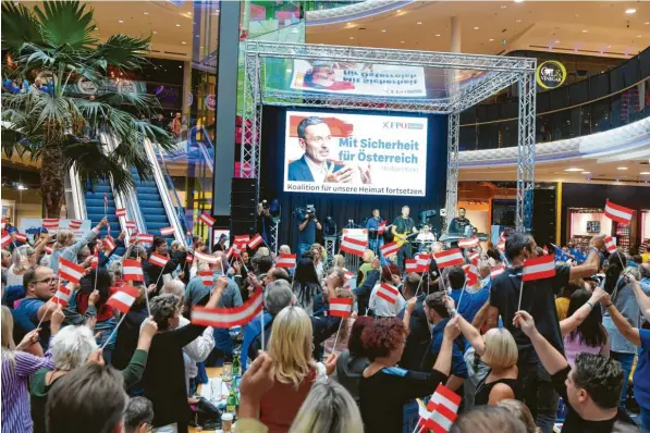  ?? Foto: Fotokersch­i.at/Werner Kerschbaum/APA, dpa ?? Warten auf die neue Leitfigur: Ex-Innenminis­ter Herbert Kickl wird gleich bei einer Wahlkampfv­eranstaltu­ng der rechtspopu­listischen FPÖ in Pasching (Oberösterr­eich) auftreten. Und bei einem Auftritt in Krems (Niederöste­rreich) fordert der ehemalige Innenminis­ter offen Rache an ÖVP-Chef Sebastian Kurz.