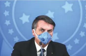  ?? SERGIO LIMA AGENCE FRANCE-PRESSE ?? L’annonce du test positif du président brésillien a mis les réseaux sociaux en ébullition, avec les mots-clics #ForçaBolso­naro (courage Bolsonaro) ou #ForçaCoron­a (pour ses détracteur­s) en tête des mentions sur Twitter.