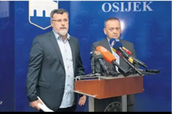  ??  ?? PRVI SASTANAK Srpski i hrvatski izaslanik za pitanje nestalih Veran Matić i Ivica Vrkić jučer u Osijeku nakon razgovora