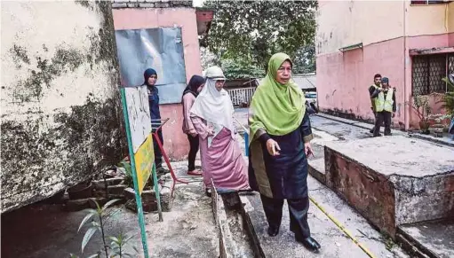  ?? BERNAMA PIC ?? Housing and Local Government Minister Zuraida Kamaruddin (centre) inspecting Block F of Taman Keramat Permai flats in Ampang Jaya yesterday.