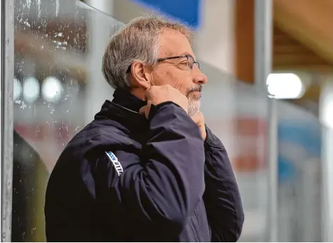  ?? Archivfoto: Thorsten Jordan ?? Nach dem ersten Wochenende führt Landsbergs Trainer Randy Neal mit den Riverkings die Bayernliga Tabelle an. Am heutigen Freitag haben die Landsberge­r Germering zu Gast, am Sonntag treten sie zum Derby in Schongau an.