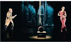  ?? FOTO: CHRISTOPHE RAYNAUD DE LAGE/DPA ?? Die Schauspiel­er und Tänzer Yoshi Oida (links) und Kaori Ito im Theaterstü­ck „Die Seidentrom­mel“.