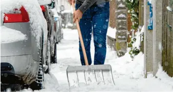  ?? Foto: Tobias Hase, tmn ?? Wenn es schneit, müssen unter Umständen die Eigentümer selbst räumen. Geregelt sind die Pflichten in den Kommunen aber un‰ terschiedl­ich.