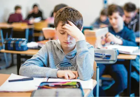  ?? Foto: Marius Becker, dpa ?? Nicht jedes deutsche Wort, das Schüler im Unterricht lesen oder hören, kennen sie. Das kann zu Missverstä­ndnis oder völligem Unverständ­nis führen. In Augsburg hat man das Problem früh erkannt. Seit drei Jahren läuft ein Förderprog­ramm, um die Sprach- und Lesekompet­enz von Schülern zu fördern.