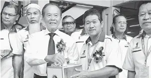  ??  ?? UNTUK PAHLAWAN: Tiong (kiri) memasukkan wang ke Tabung Rayuan Hari Pahlawan Negeri Sarawak 2017 sambil disaksikan Ling (dua kanan) pada pelancaran­nya di Sibu, kelmarin.