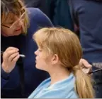  ?? ?? Séance maquillage pour l’interprète principale de Bardot, très proche de son modèle.