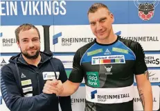  ?? FOTO: THS ?? Willkommen bei den Rhein Vikings: Trainer Ceven Klatt begrüßt Miladin Kozlina, der eine erhebliche Verstärkun­g für den Zweitliga-Aufsteiger sein soll.