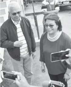  ?? RIC V. OBEDENCIO ?? Cabinet Secretary Leoncio Evasco Jr. and former Carmen Town mayor Conchita "Che" delos Reyes meet at the Tagbilaran City airport prior to the summit on federalism held in Carmen, Bohol.