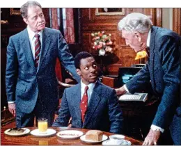  ??  ?? PENNY DROPS: Eddie Murphy with the two ‘bookies’ in Trading Places