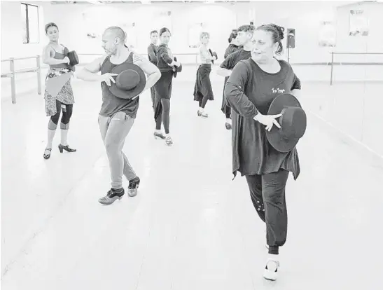  ?? DEAN PAUL PHOTOS ?? Choreograp­her and performer Susana Lupianez Pinto, better known as "La Lupi," right, and dancers of Ensemble Español rehearse for the American Spanish Dance and Music Festival, to be presented June 17-19 at the North Shore Center for the Performing Arts in Skokie.