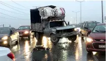  ??  ?? Una camioneta también fue impactada en la carambola.