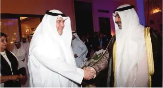  ??  ?? Minister of State for Cabinet Affairs and Acting Informatio­n Minister Sheikh Mohammad Abdullah Al-Mubarak Al-Sabah welcomes Kuwait Times Editor-in-Chief Abd Al-Rahman Al-Alyan.