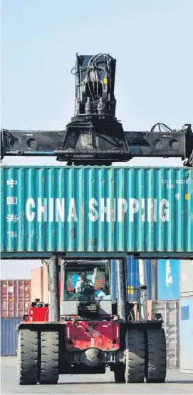  ??  ?? Containerv­erladen in China bleibt krisensich­er.