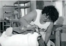  ??  ?? Oviloo Tunnillie participat­es in a carving workshop at the Ottawa School of Art, 1992